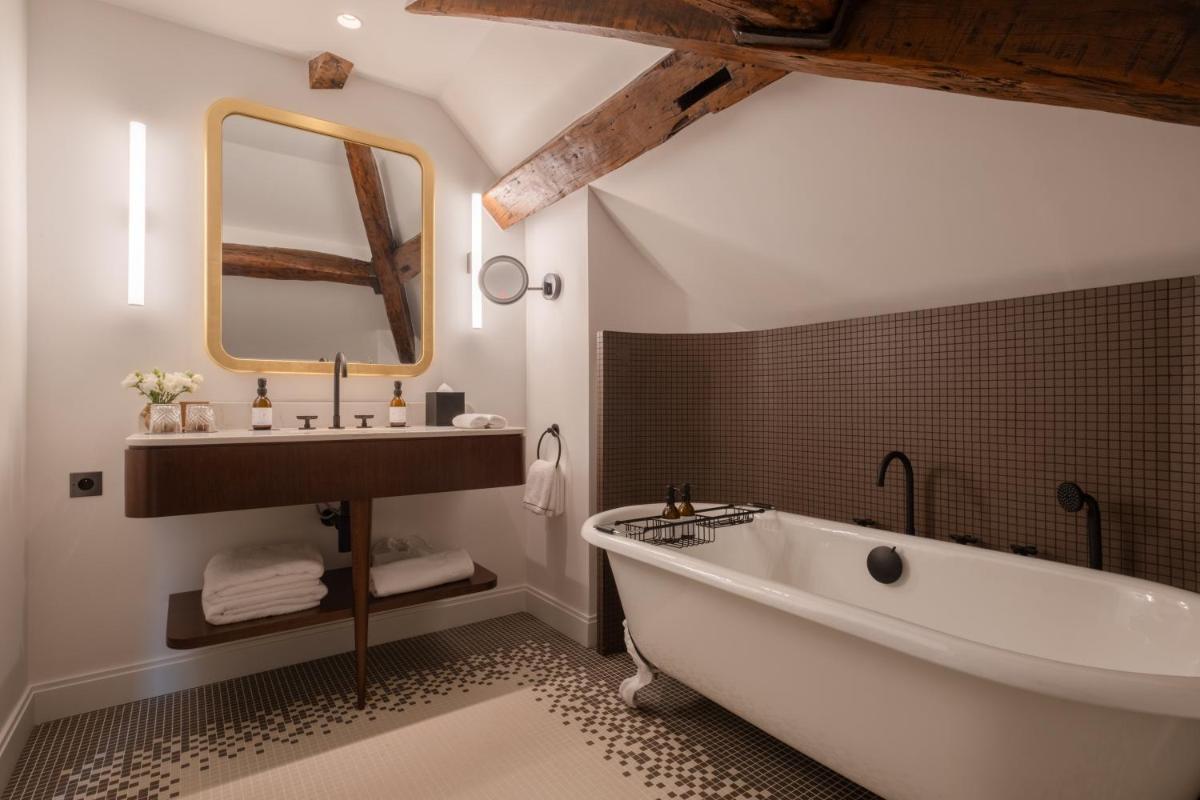 Salle de bains dans l'établissement Hôtel Les Lumières - Relais & Châteaux