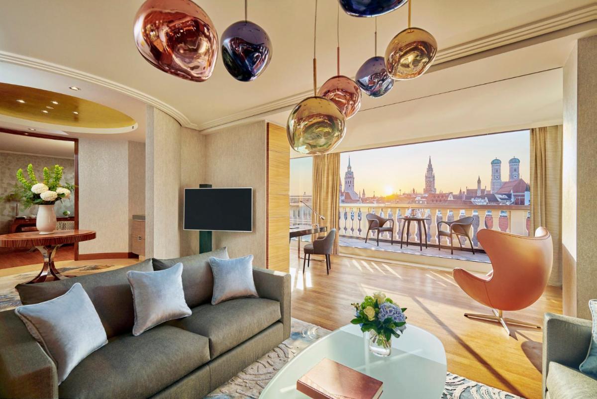ein Wohnzimmer mit einem Sofa und Stadtblick in der Unterkunft Mandarin Oriental, Munich in München