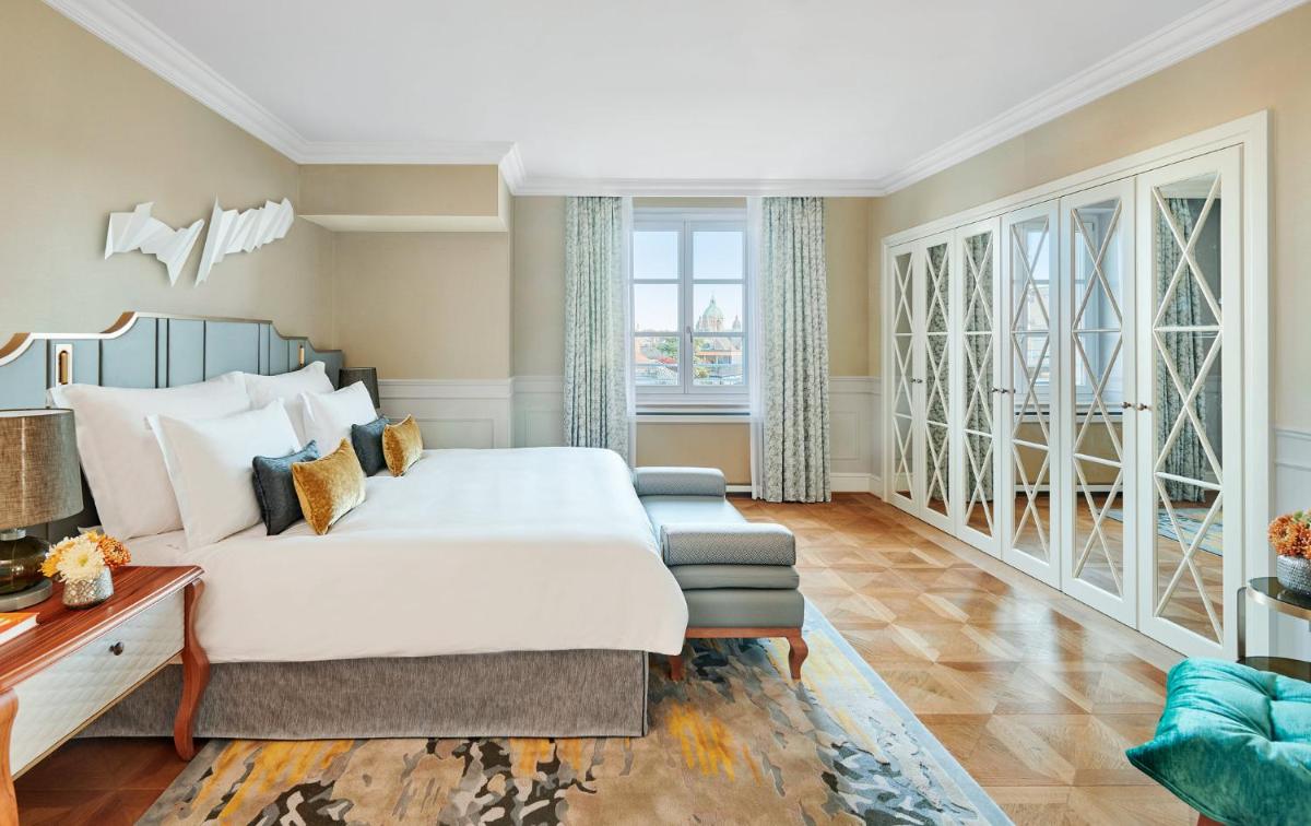 Ein Bett oder Betten in einem Zimmer der Unterkunft Mandarin Oriental, Munich