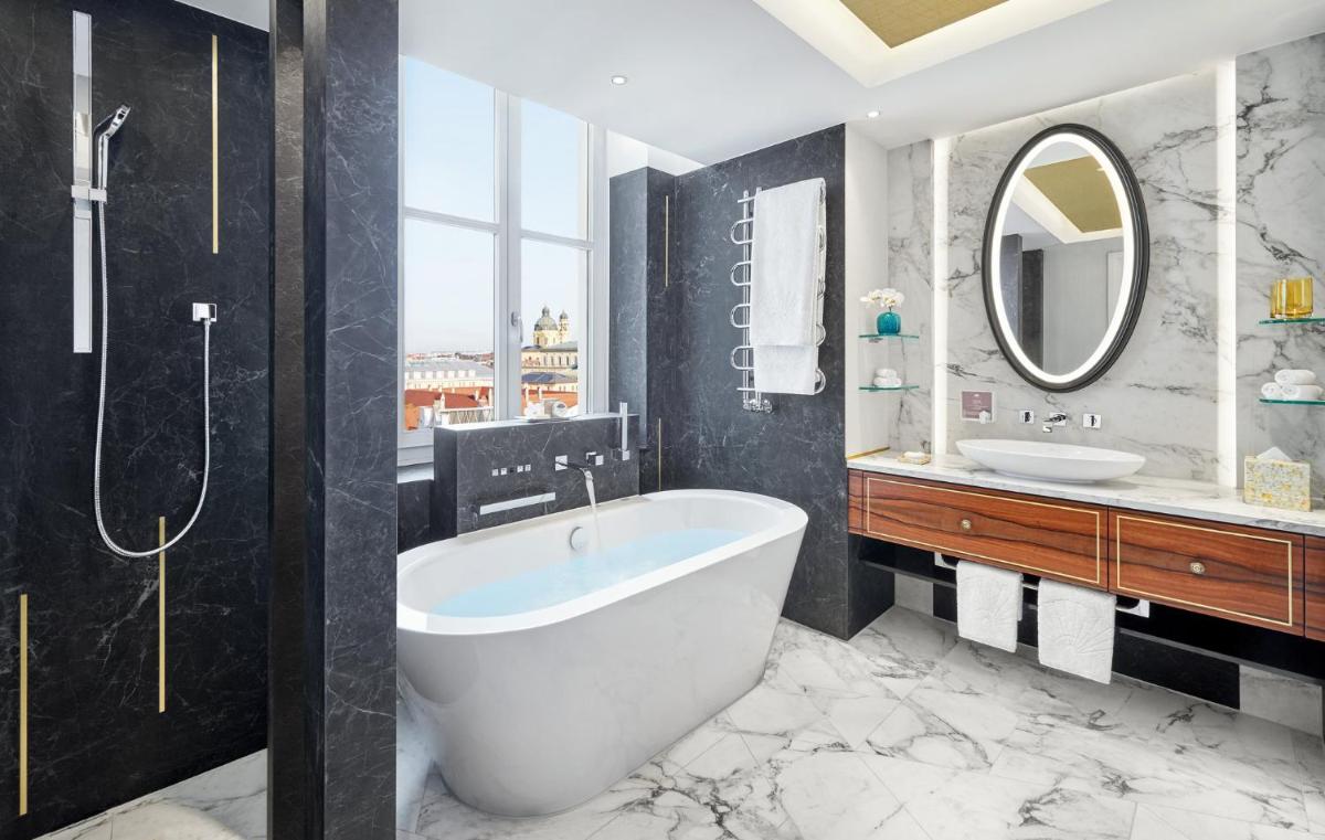 Ein Badezimmer in der Unterkunft Mandarin Oriental, Munich