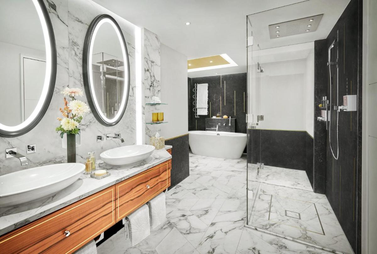Ein Badezimmer in der Unterkunft Mandarin Oriental, Munich