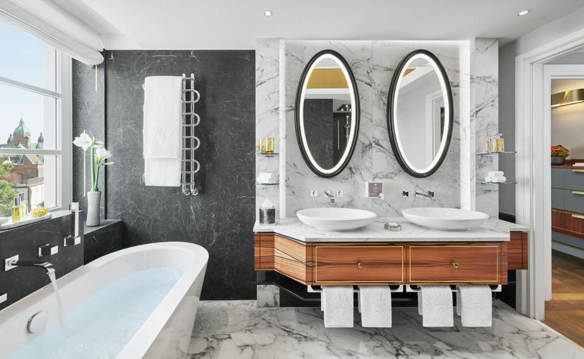 Ein Badezimmer in der Unterkunft Mandarin Oriental, Munich