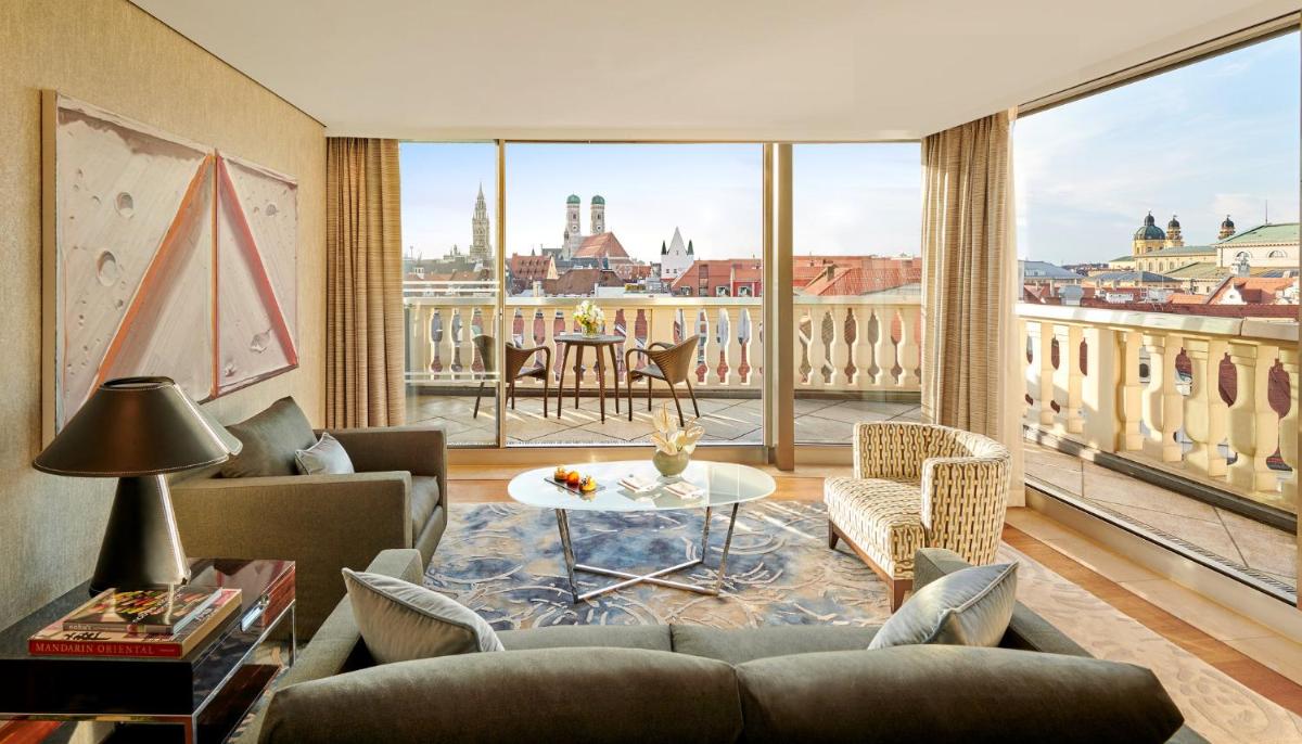 Ein Balkon oder eine Terrasse in der Unterkunft Mandarin Oriental, Munich
