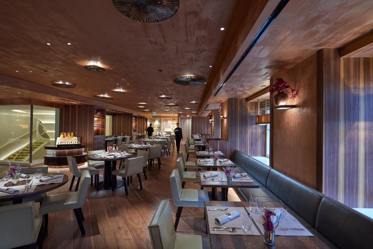 Ein Restaurant oder anderes Speiselokal in der Unterkunft Mandarin Oriental, Munich