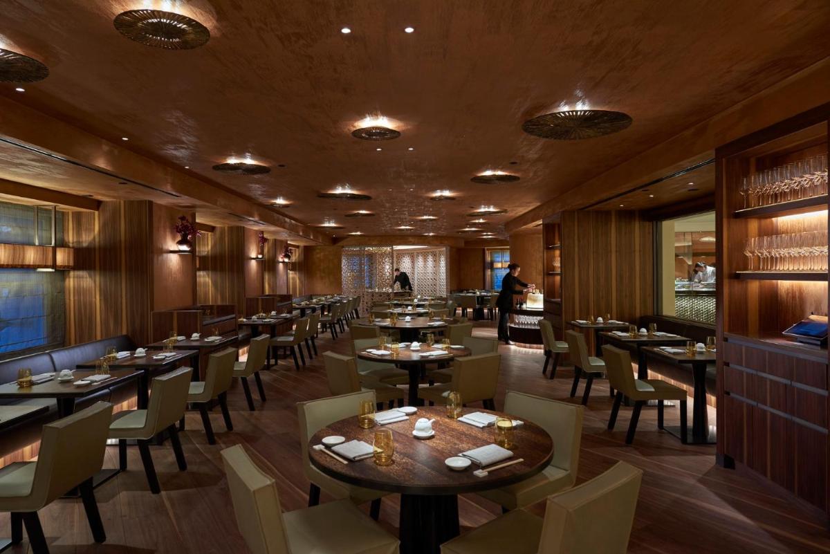 Ein Restaurant oder anderes Speiselokal in der Unterkunft Mandarin Oriental, Munich