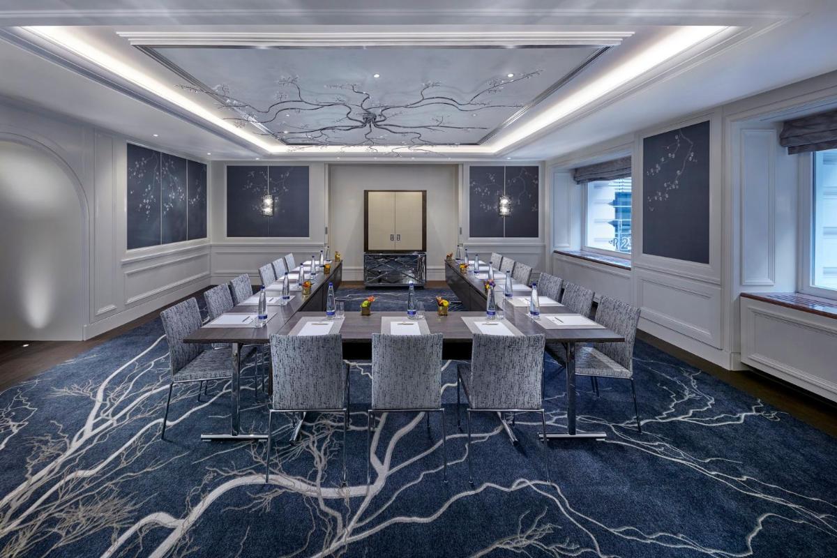 ein Konferenzraum mit einem langen Tisch und Stühlen in der Unterkunft Mandarin Oriental, Munich in München + 37 Fotos