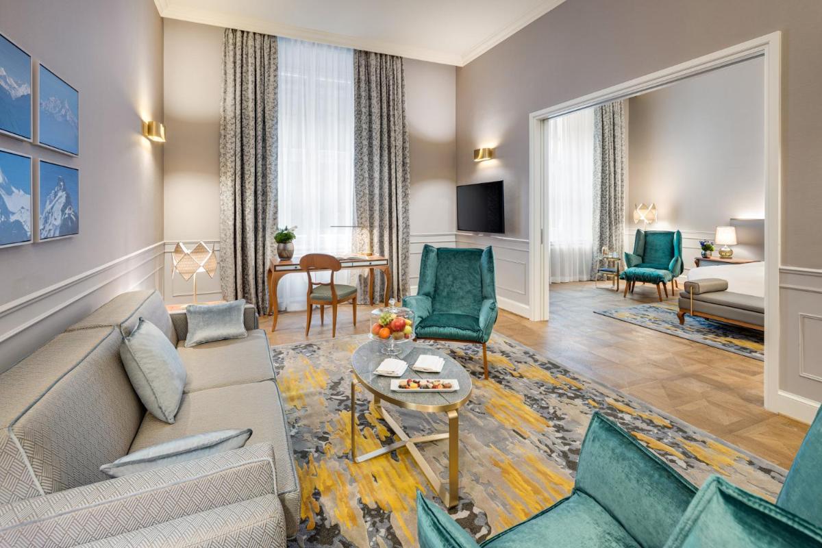 Ein Sitzbereich in der Unterkunft Mandarin Oriental, Munich