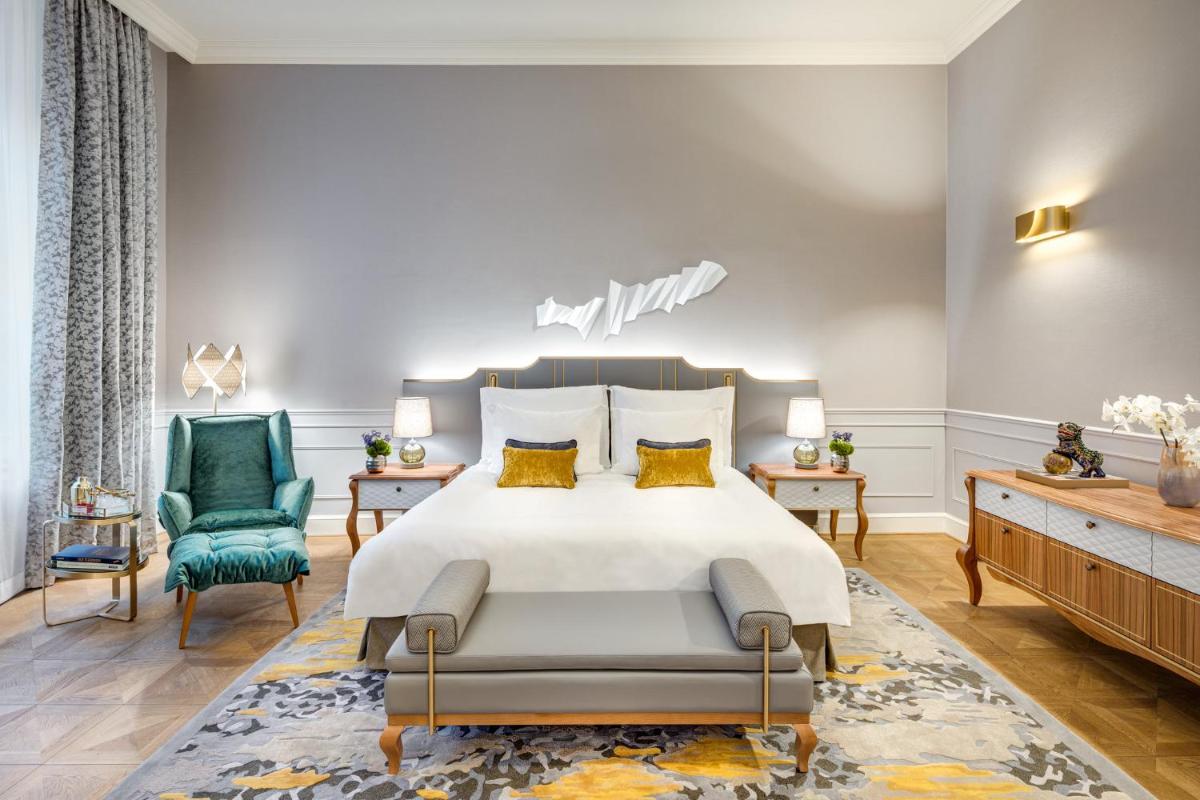 Ein Bett oder Betten in einem Zimmer der Unterkunft Mandarin Oriental, Munich