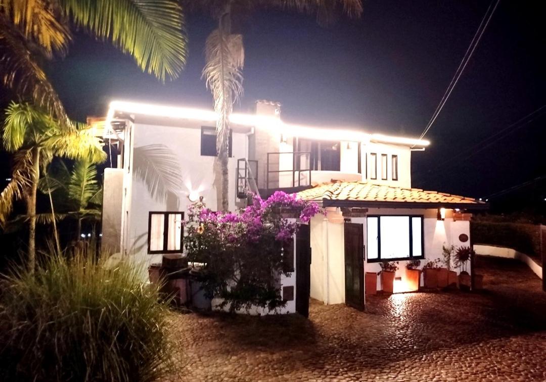 Finca Visionaria Con Jacuzzi Magico - Housity