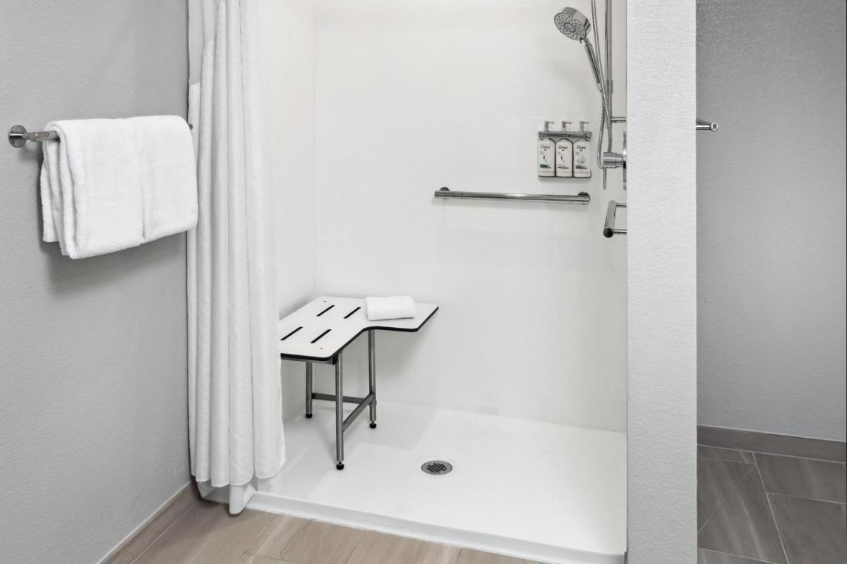 Holiday Inn Express Cleveland Airport - Brook Park by IHG - Housity