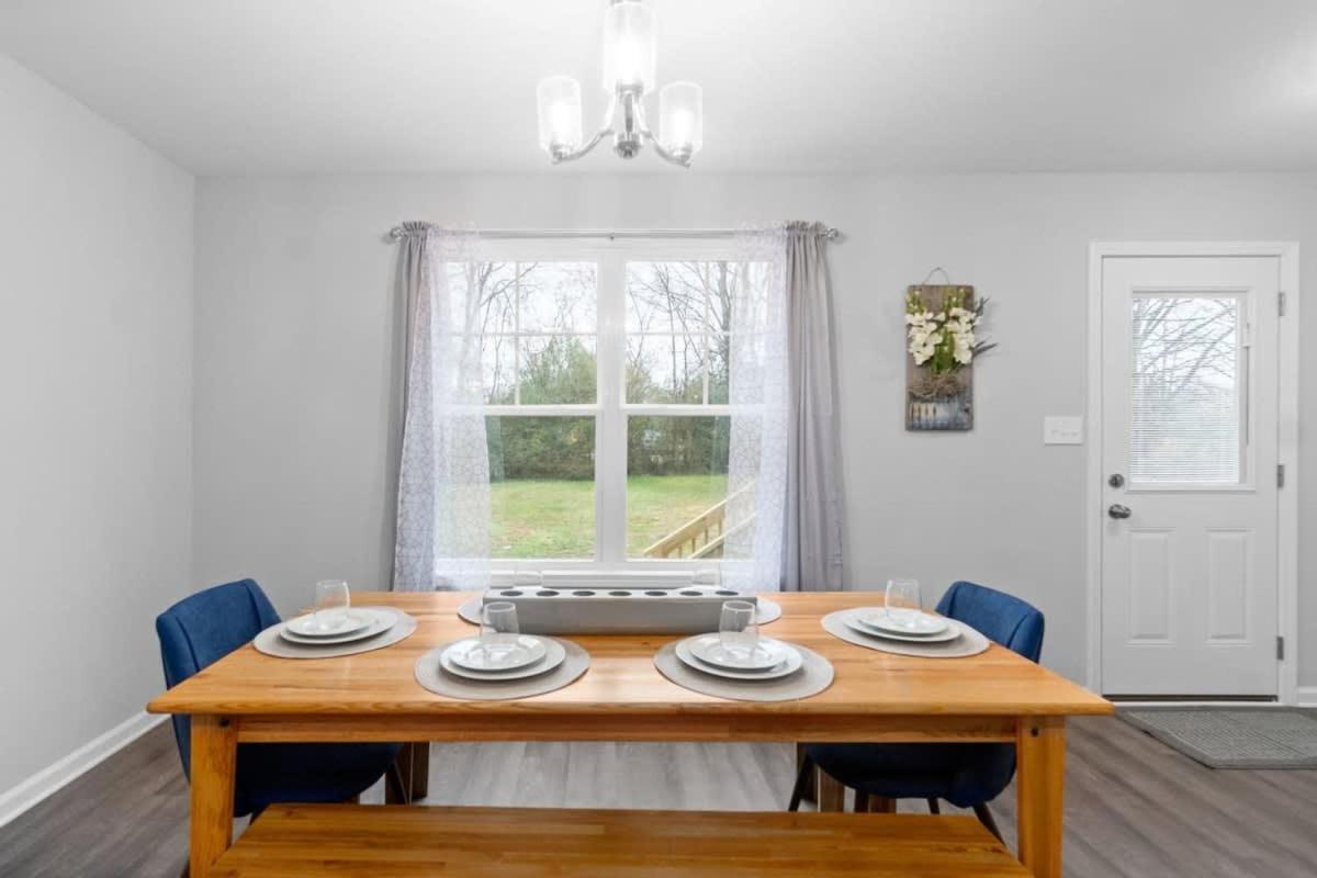 Dazzling in Downtown Clarksville- mins to downtown! - Housity