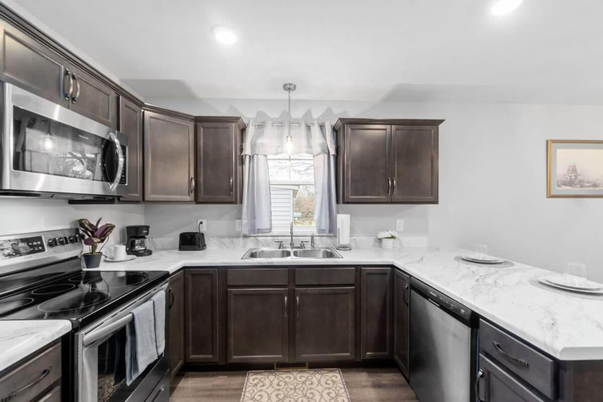 Dazzling in Downtown Clarksville- mins to downtown! - Housity