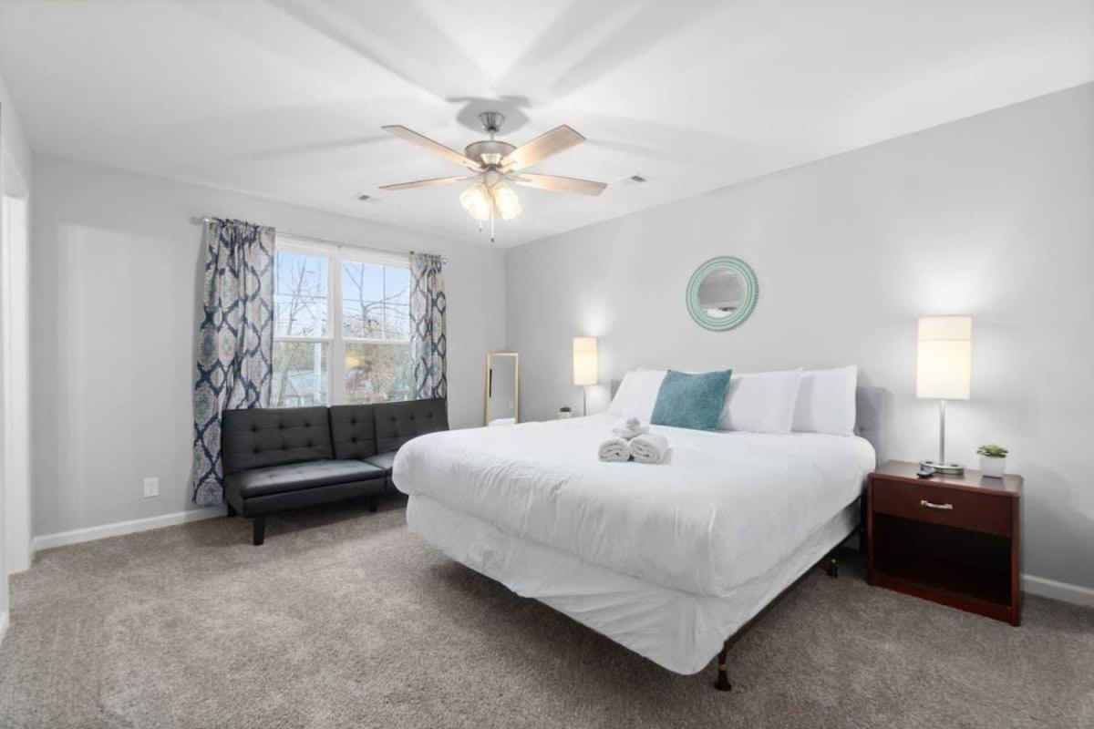 Dazzling in Downtown Clarksville- mins to downtown! - Housity