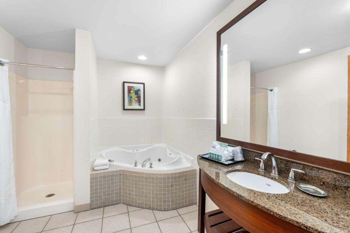 Best Western Rocky Mountain Lodge - Housity