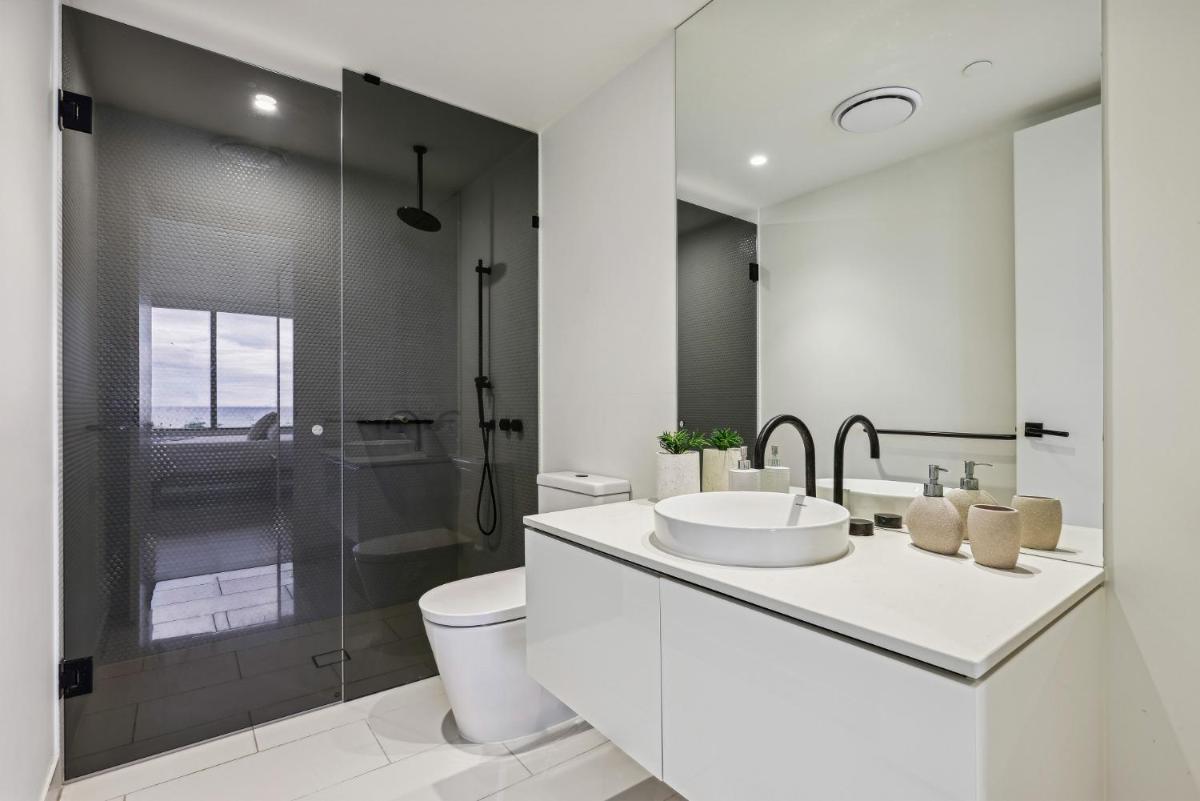 Glorious Ocean Views 2-Bed Pool & Amenities - Housity