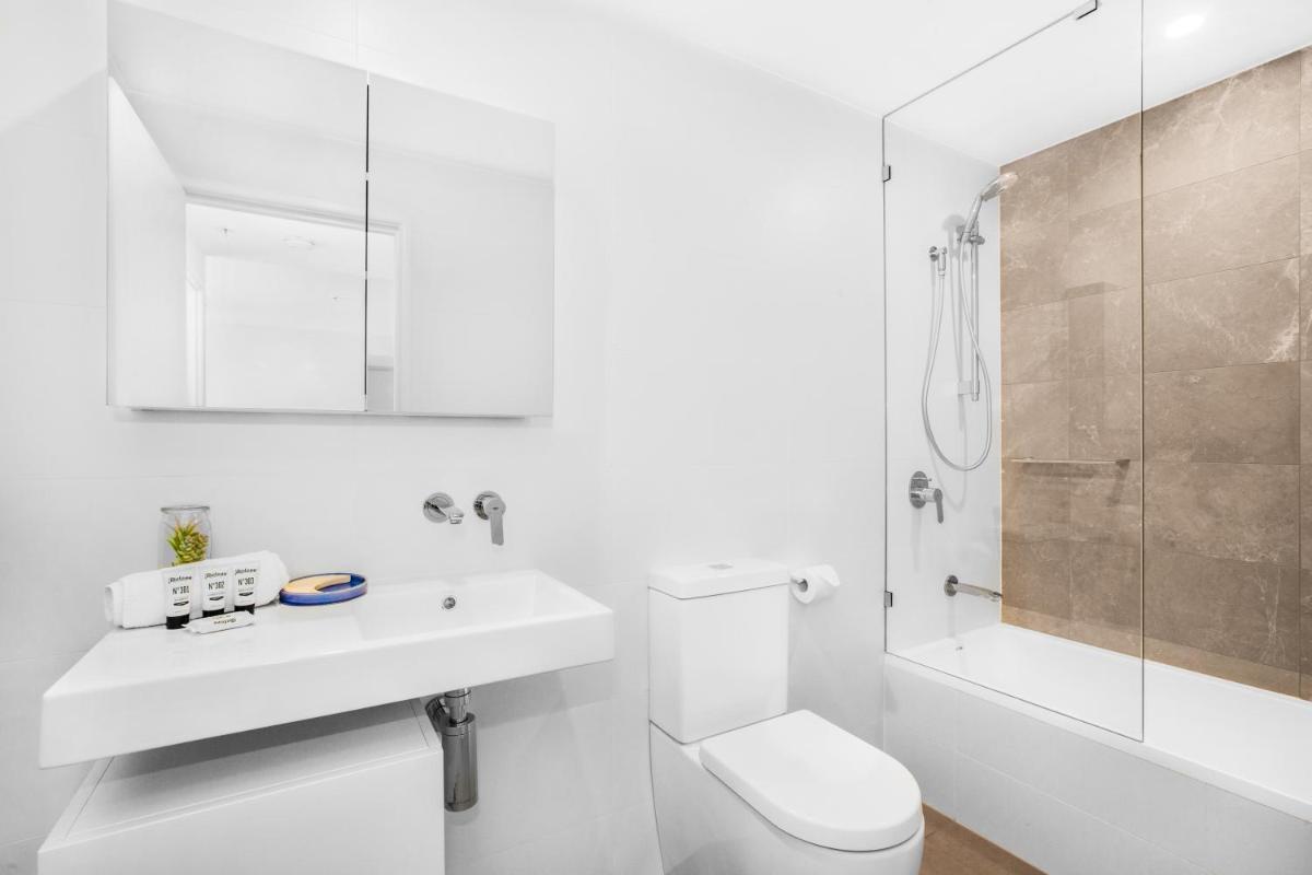 2-Bed Beach Apartment with Pool, Parking & Balcony - Housity