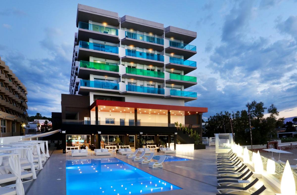 un hotel con piscina y sillas en Axel Beach Ibiza - Adults Only, en Bahía de San Antonio