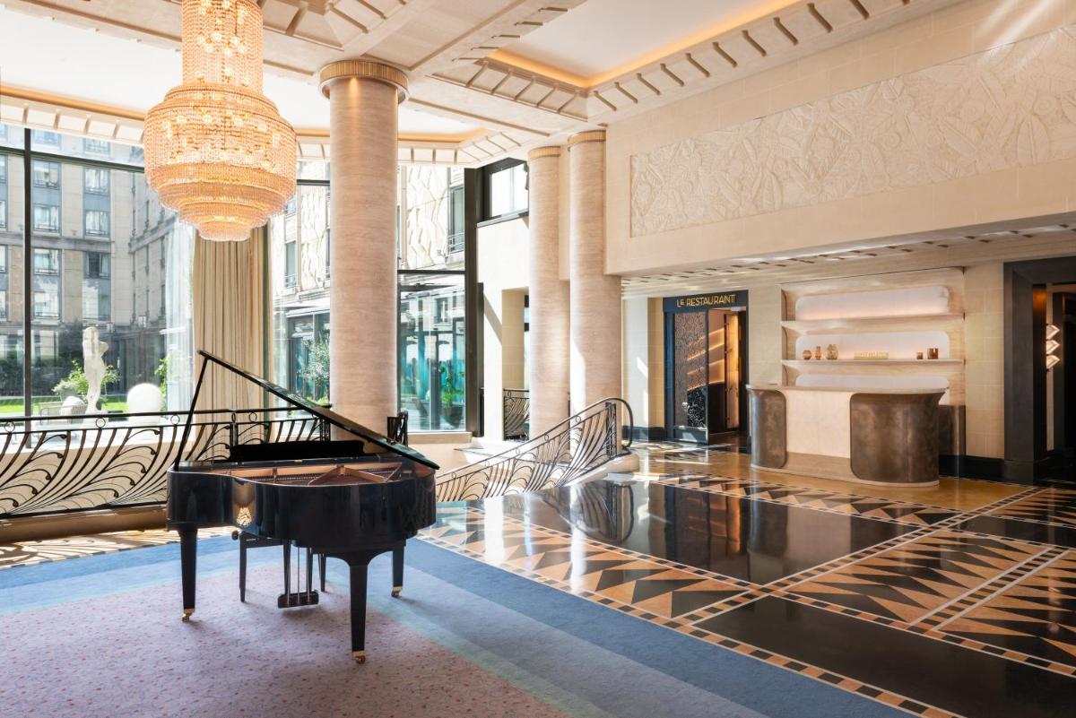 une grande salle avec un piano dans un bâtiment dans l'établissement L'Hôtel du Collectionneur Paris, à Paris
