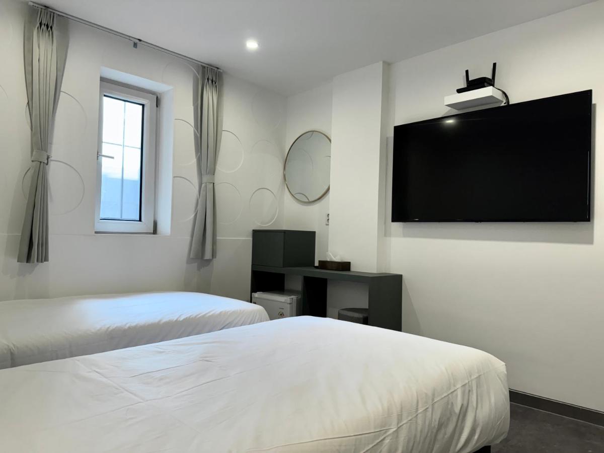 Hotel Firststay Hongdae - Housity