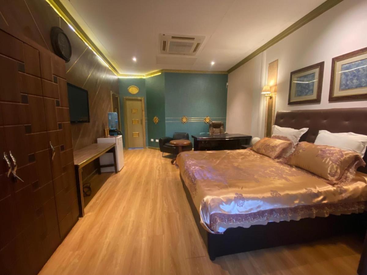 La Belva Court with Swimming Pool - Hizvo