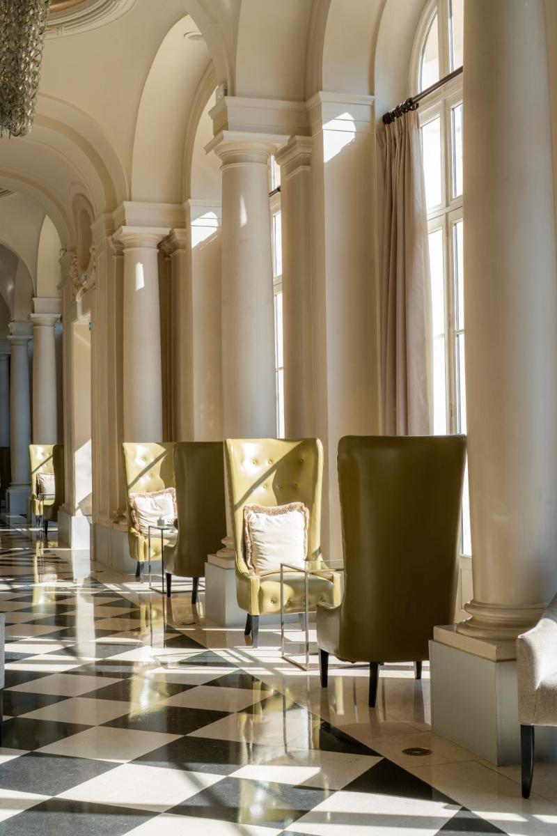 Coin salon dans l'établissement Waldorf Astoria Versailles - Trianon Palace