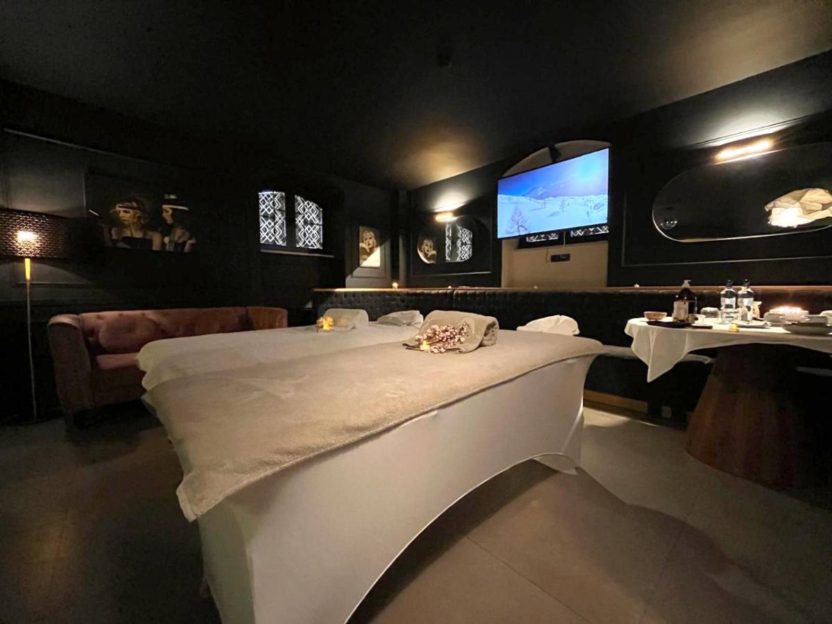 Uma cama ou camas num quarto em Storytellers Palace