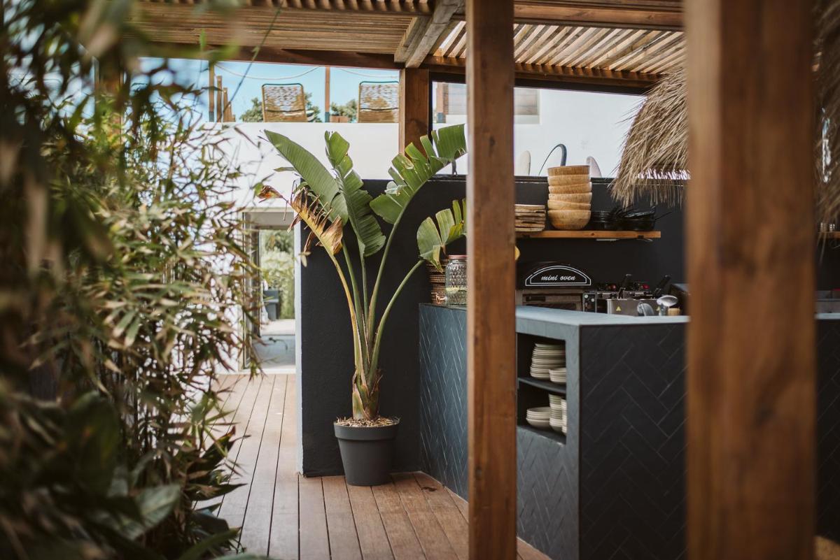 uma cozinha com plantas e um balcão com uma planta em The Salty Pelican Yoga & Surf Retreat em Peniche