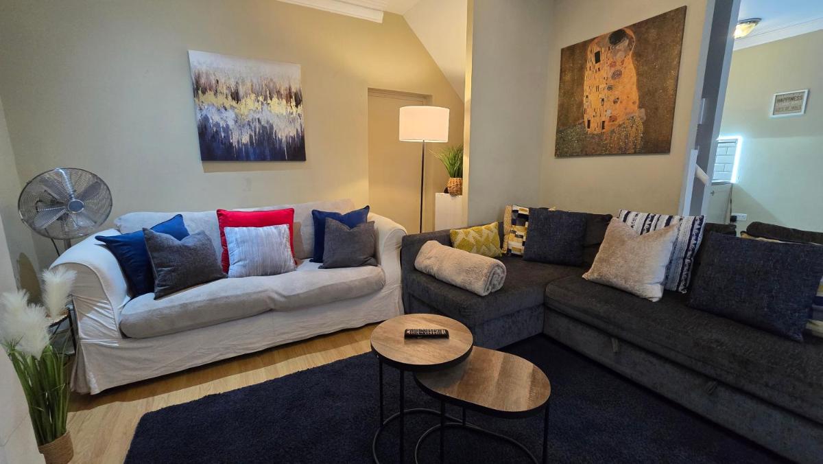 Stylish 2 Bedroom Apartment, Leeds Centre + Free Parking - Housity