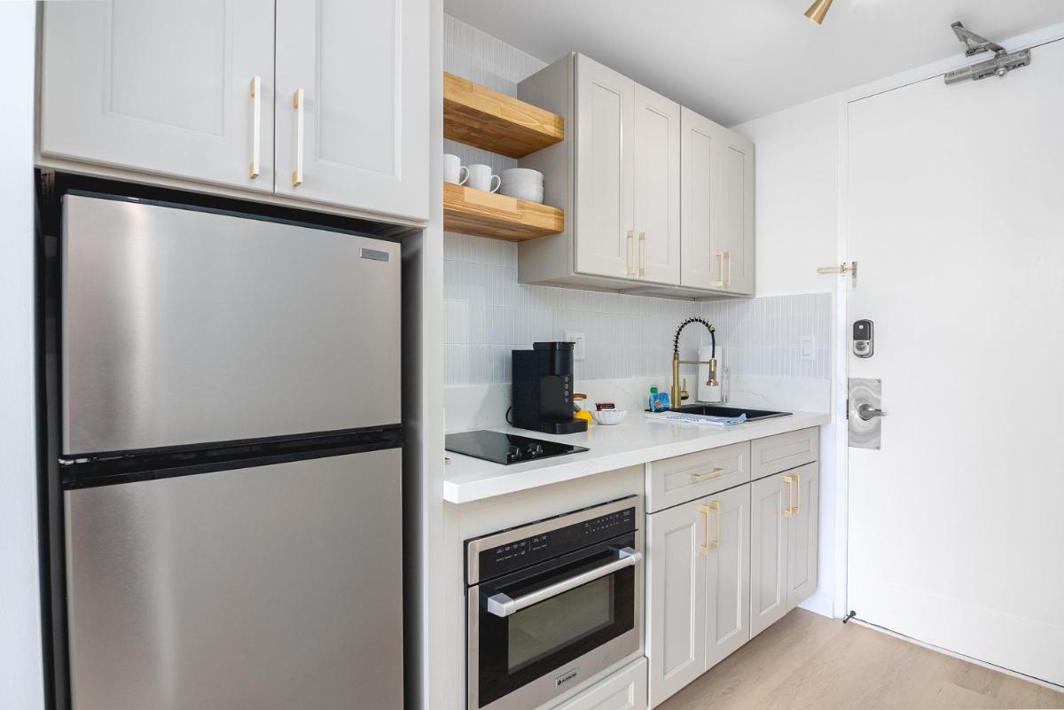 Steps to Waikiki Beach! Newly Renovated with 75" TV - Housity