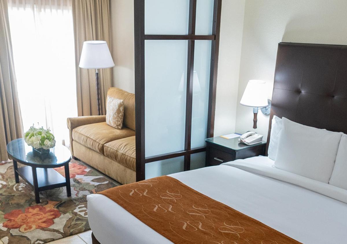 Comfort Suites Paradise Island - Housity
