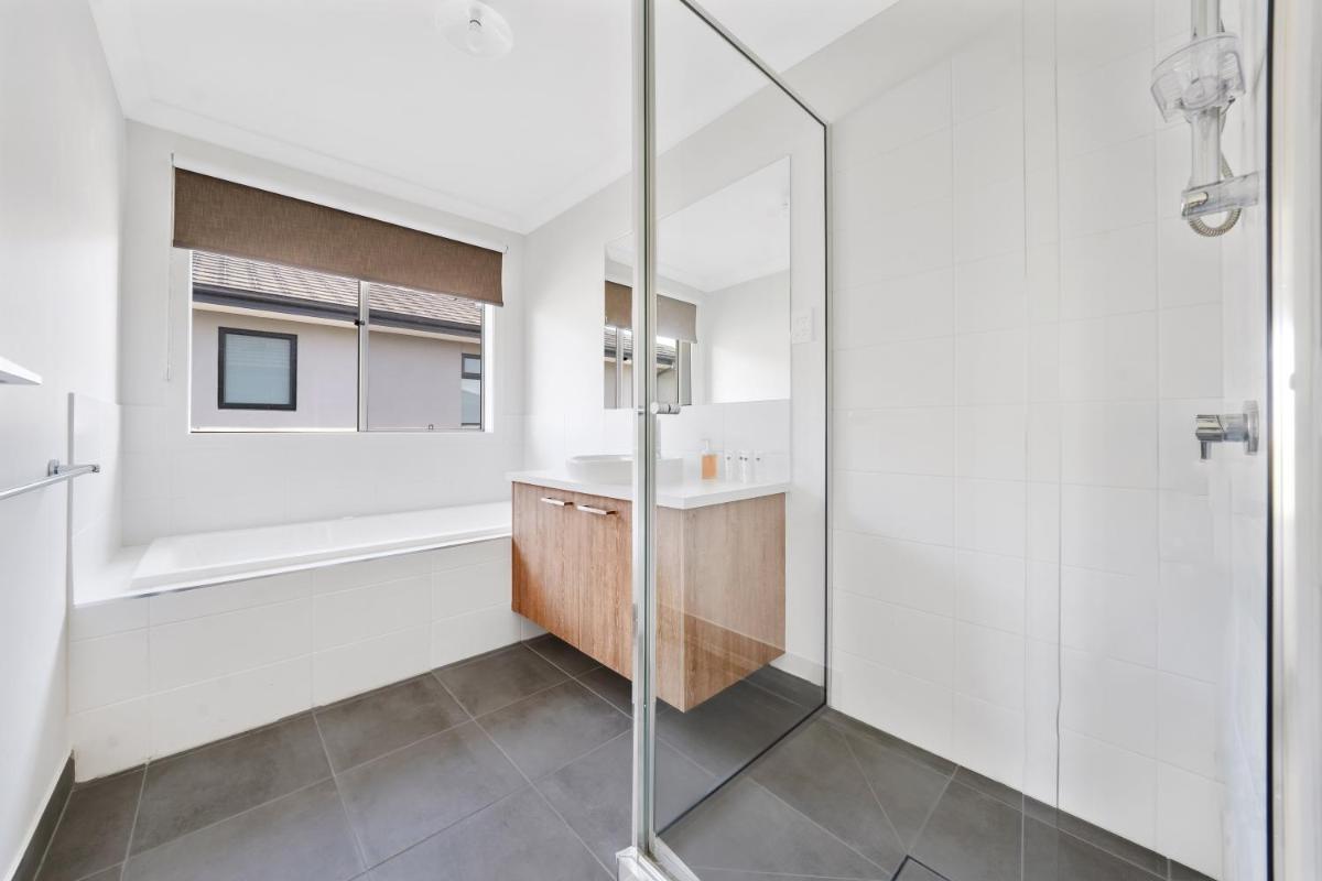 Charming Cozy Stylish Unique Retreat, Steps from Alira Village Mall, Park - Housity