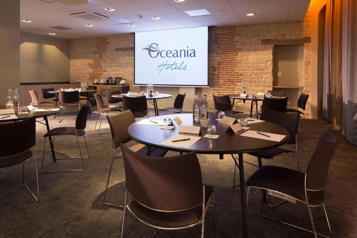 Restaurant ou autre lieu de restauration dans l'établissement Oceania Le Jura Dijon