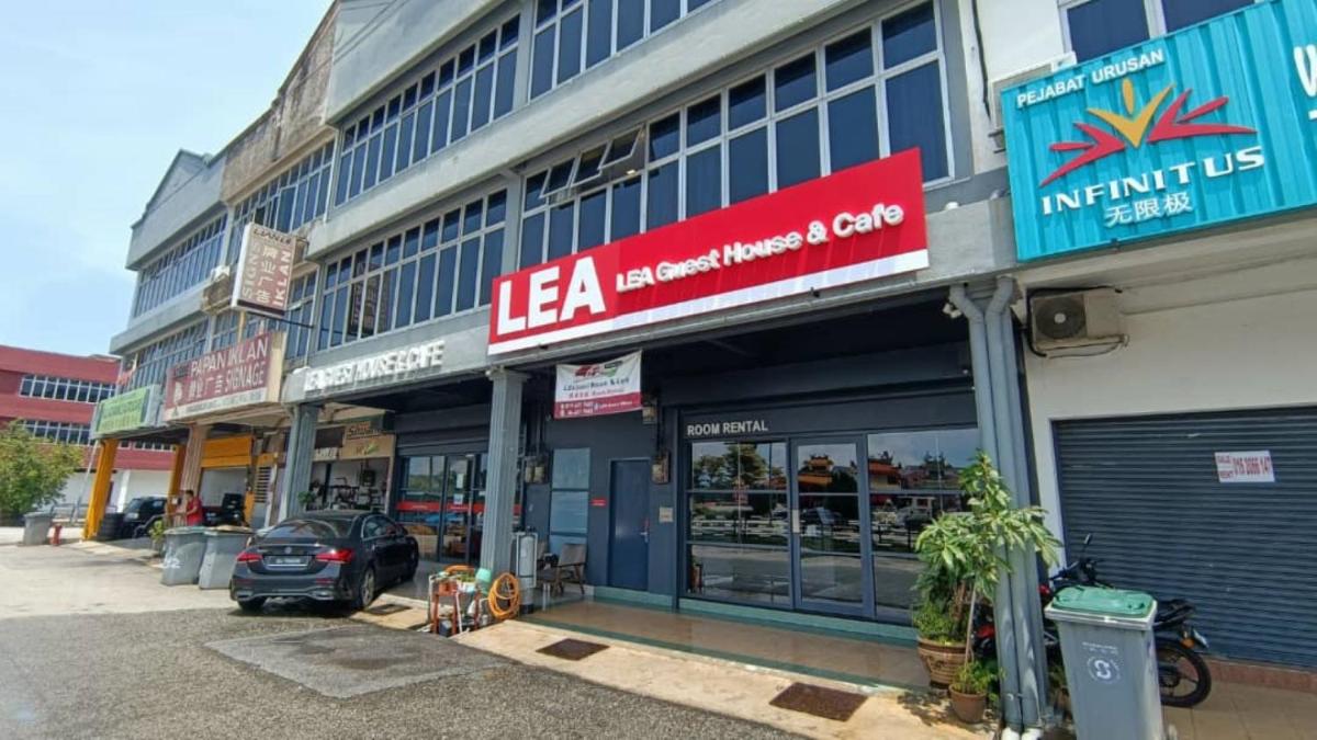 LEA GUEST HOUSE & CAFE Lukut - Housity