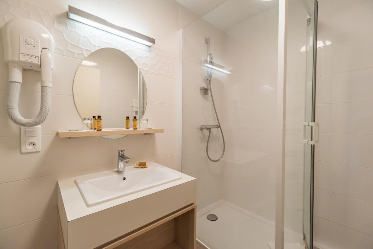 Salle de bains dans l'établissement Hôtel Miléade de la Plage - Binic