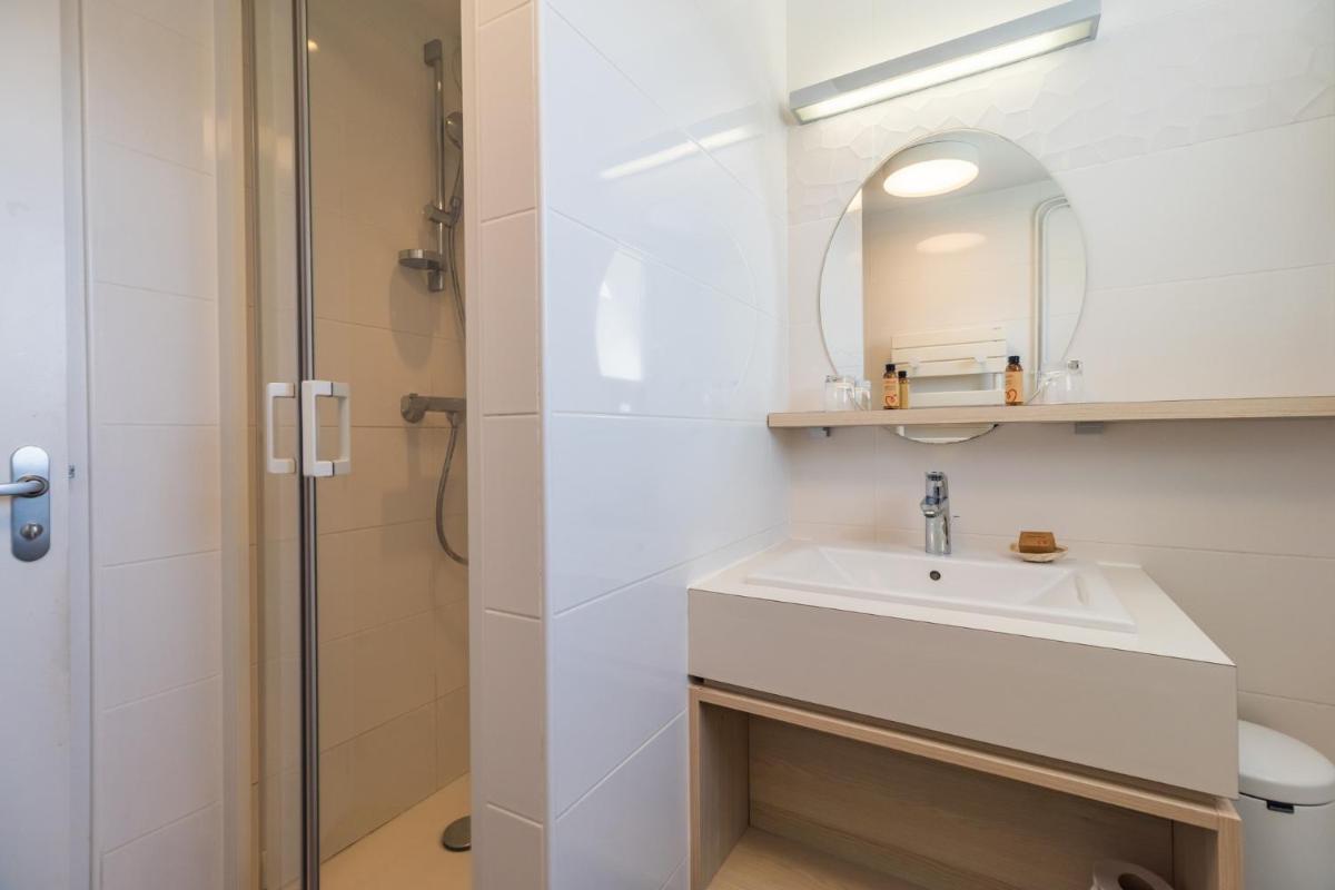 Salle de bains dans l'établissement Hôtel Miléade de la Plage - Binic