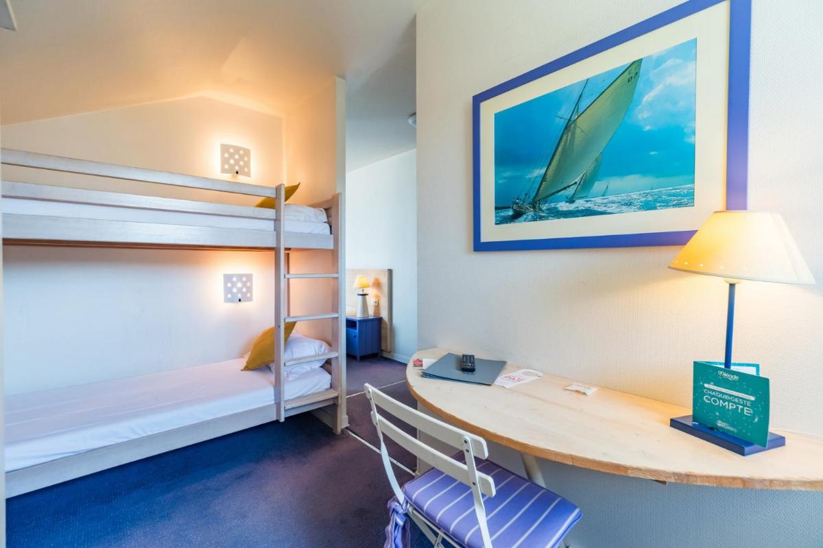 Un ou plusieurs lits dans un hébergement de l'établissement Hôtel Miléade de la Plage - Binic