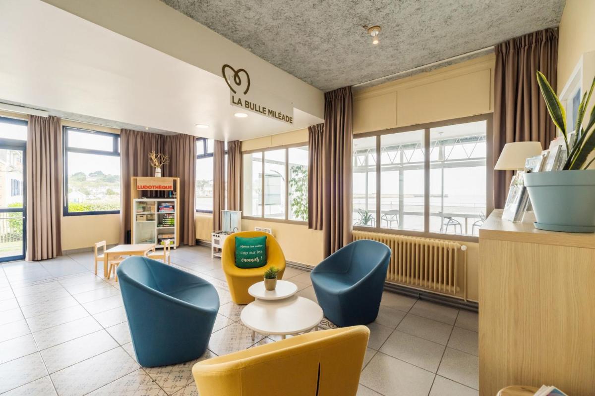 Coin salon dans l'établissement Hôtel Miléade de la Plage - Binic