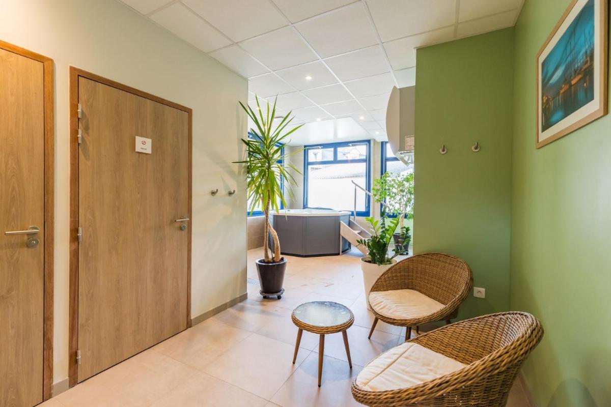 Coin salon dans l'établissement Hôtel Miléade de la Plage - Binic