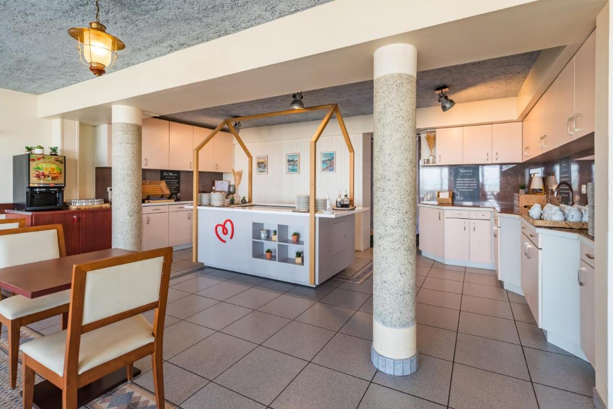 Cuisine ou kitchenette dans l'établissement Hôtel Miléade de la Plage - Binic