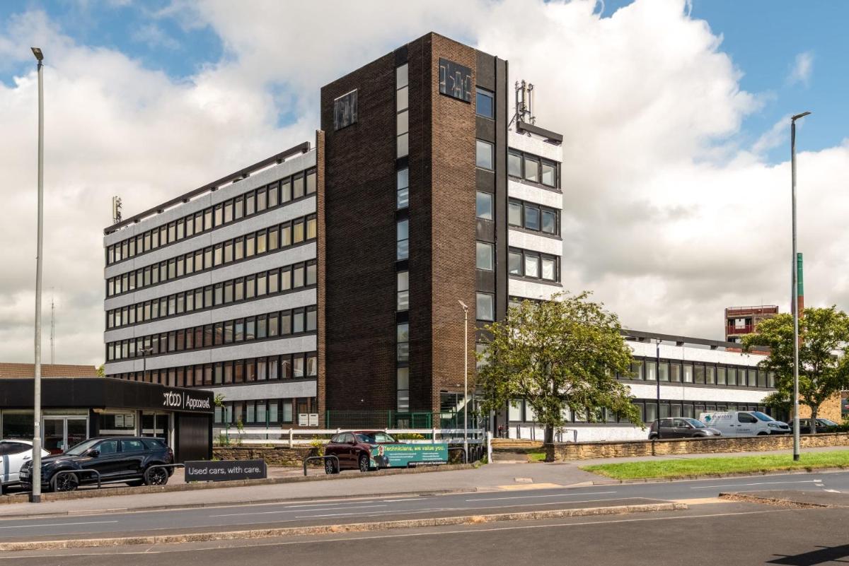Modern & Bright 1 Bedroom Apartment in Yeadon - Housity