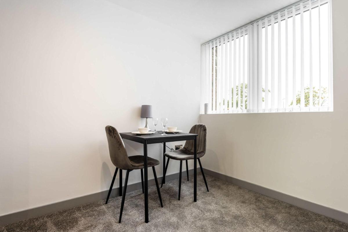 Modern & Bright 1 Bedroom Apartment in Yeadon - Housity