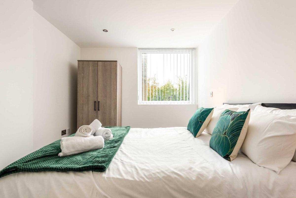 Modern & Bright 1 Bedroom Apartment in Yeadon - Housity