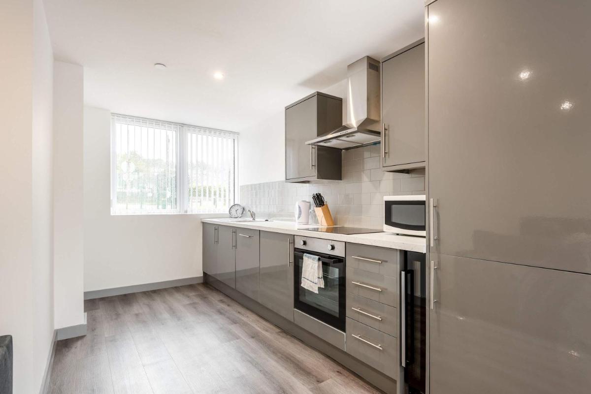 Modern & Bright 1 Bedroom Apartment in Yeadon - Housity