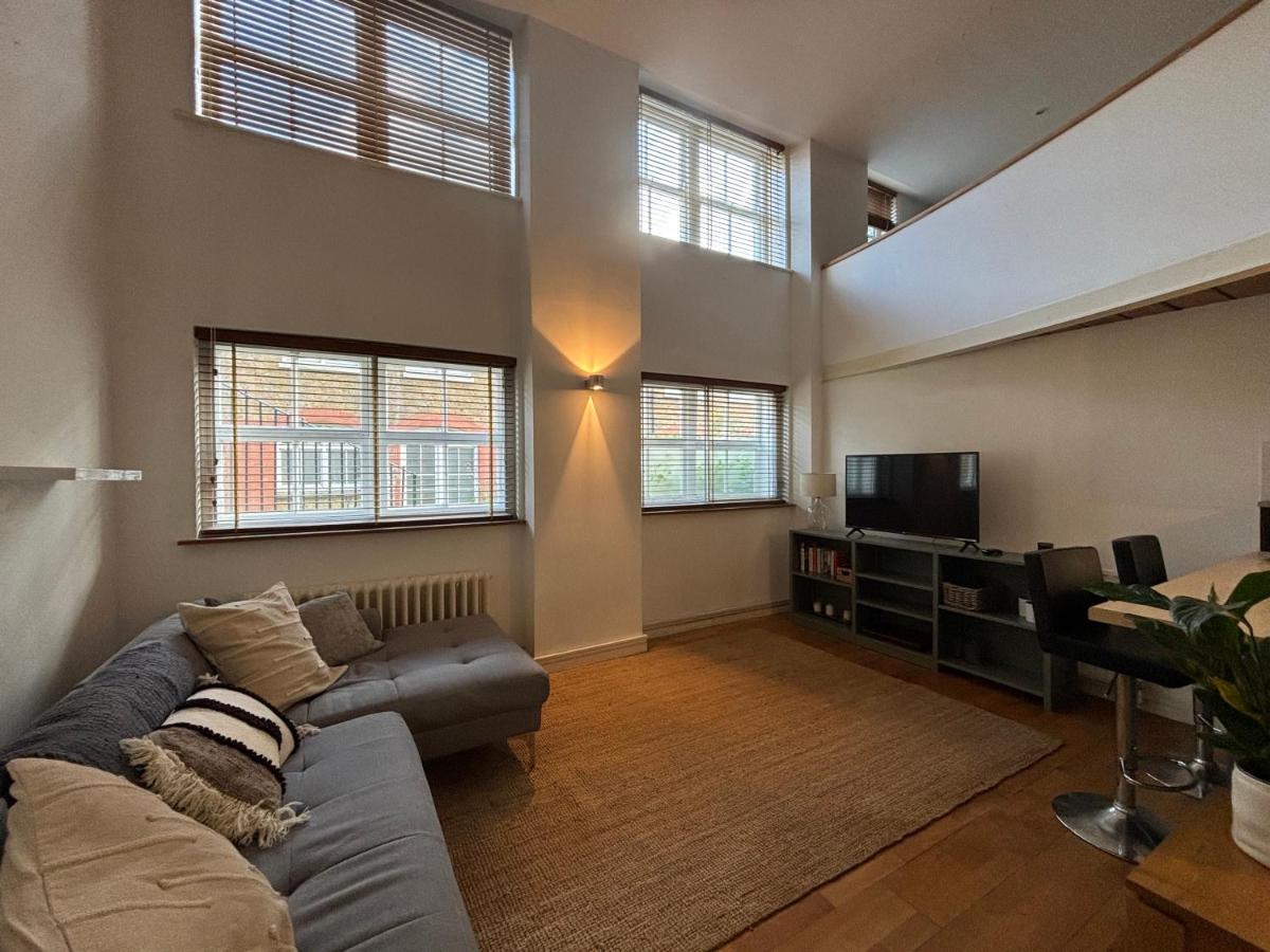 1BD Flat with Gym in Victorian Conversion Brixton - Housity