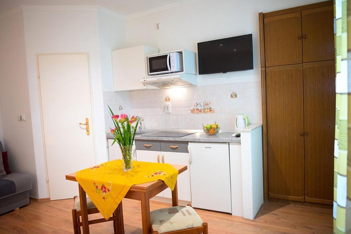 Apts&rooms Robi-50m from beach - Housity