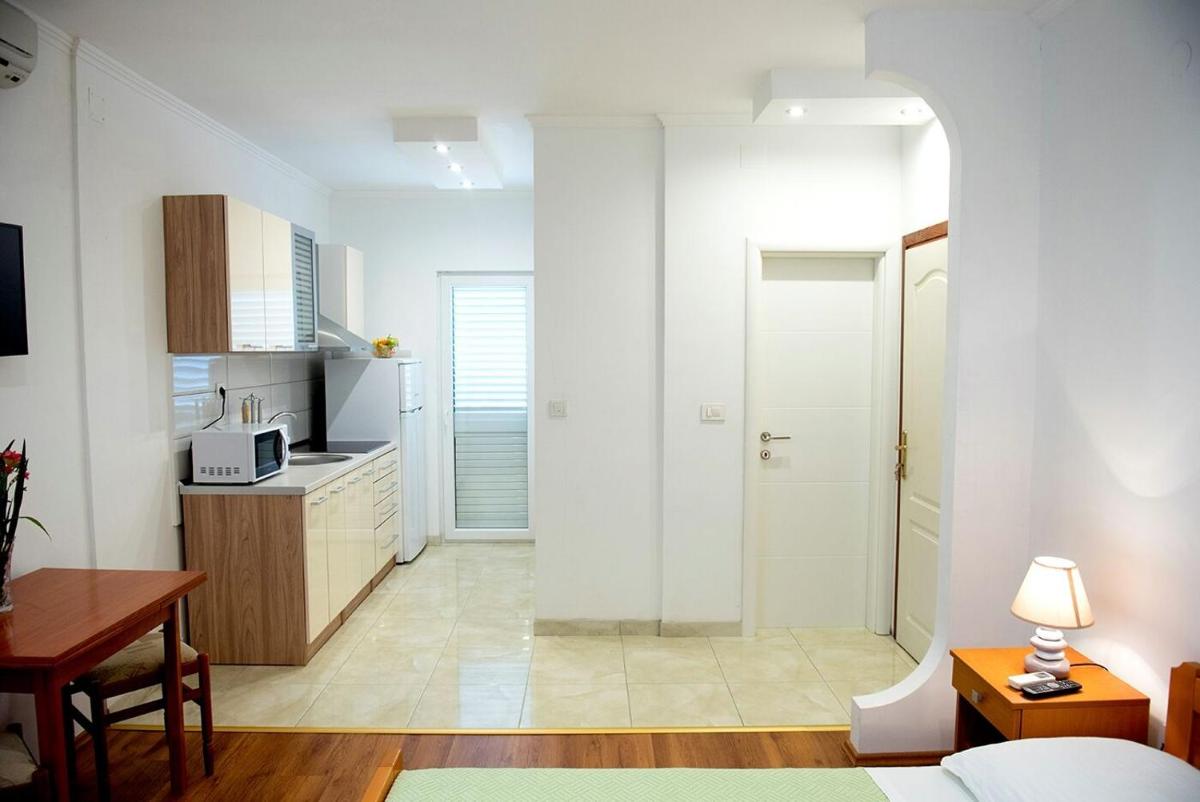 Apts&rooms Robi-50m from beach - Housity