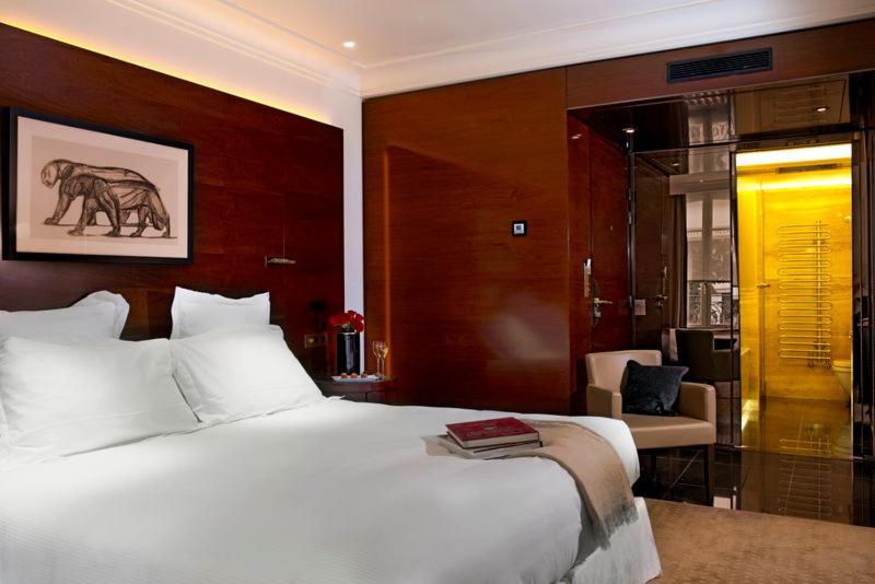 Un ou plusieurs lits dans un hébergement de l'établissement Hotel Montaigne