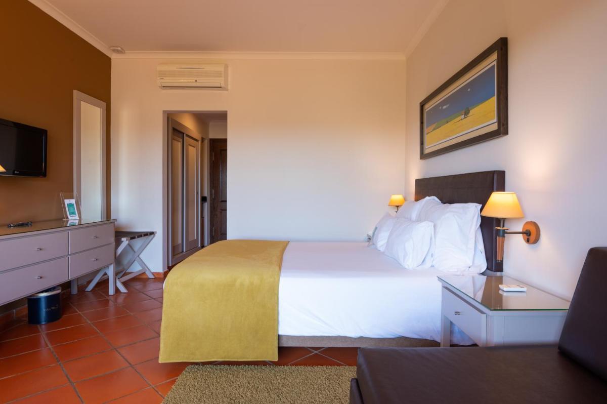 Uma cama ou camas num quarto em Vila Gale Alentejo Vineyard - Clube de Campo