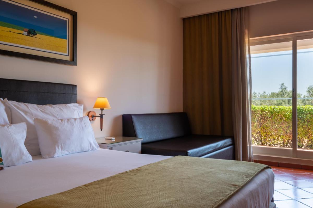Uma cama ou camas num quarto em Vila Gale Alentejo Vineyard - Clube de Campo
