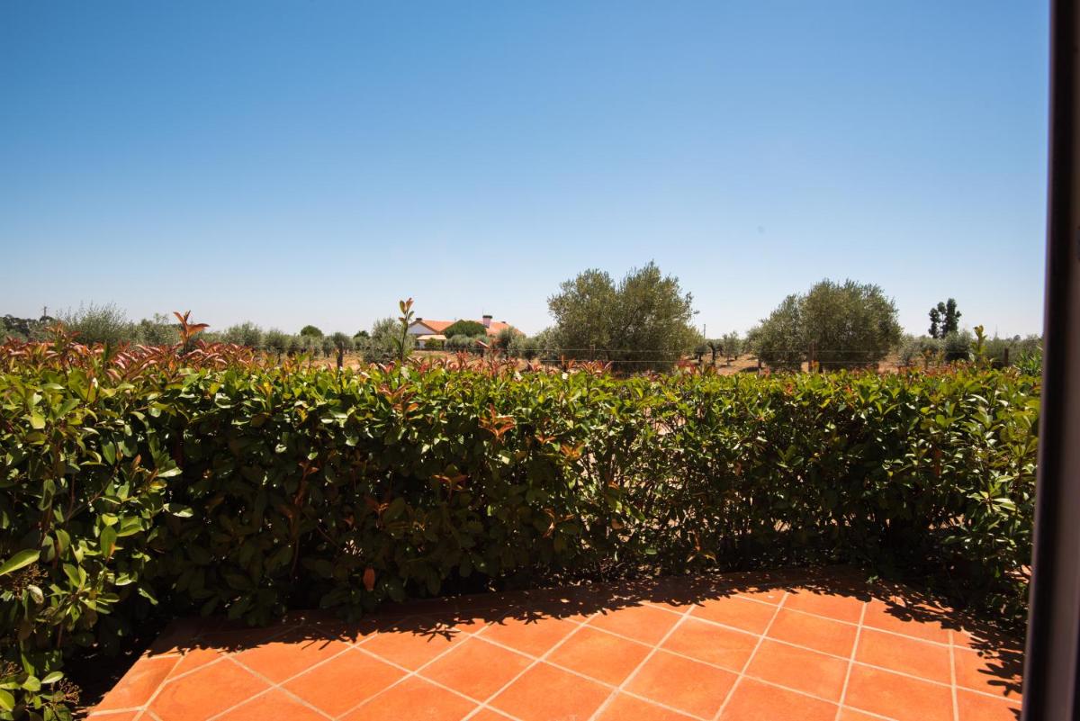 Um jardim no exterior de Vila Gale Alentejo Vineyard - Clube de Campo